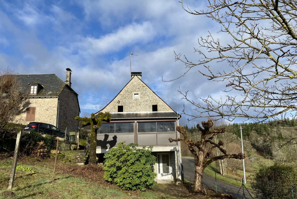 Maison de bourg en pierre à St Pardoux La Croisille 