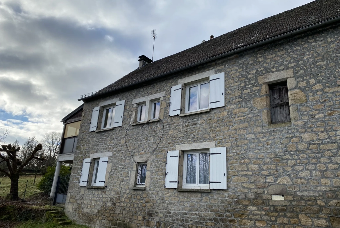 Maison de bourg en pierre à St Pardoux La Croisille 