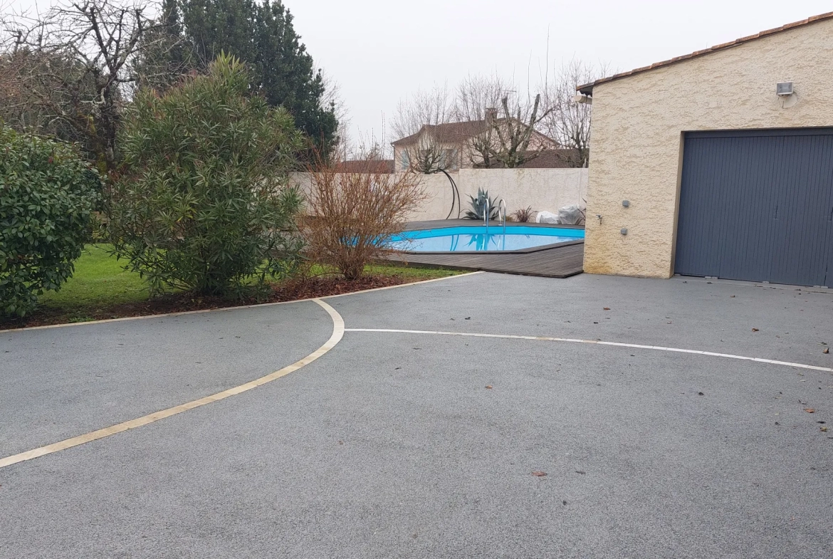 Pavillon de plain pied à Sciecq avec piscine 