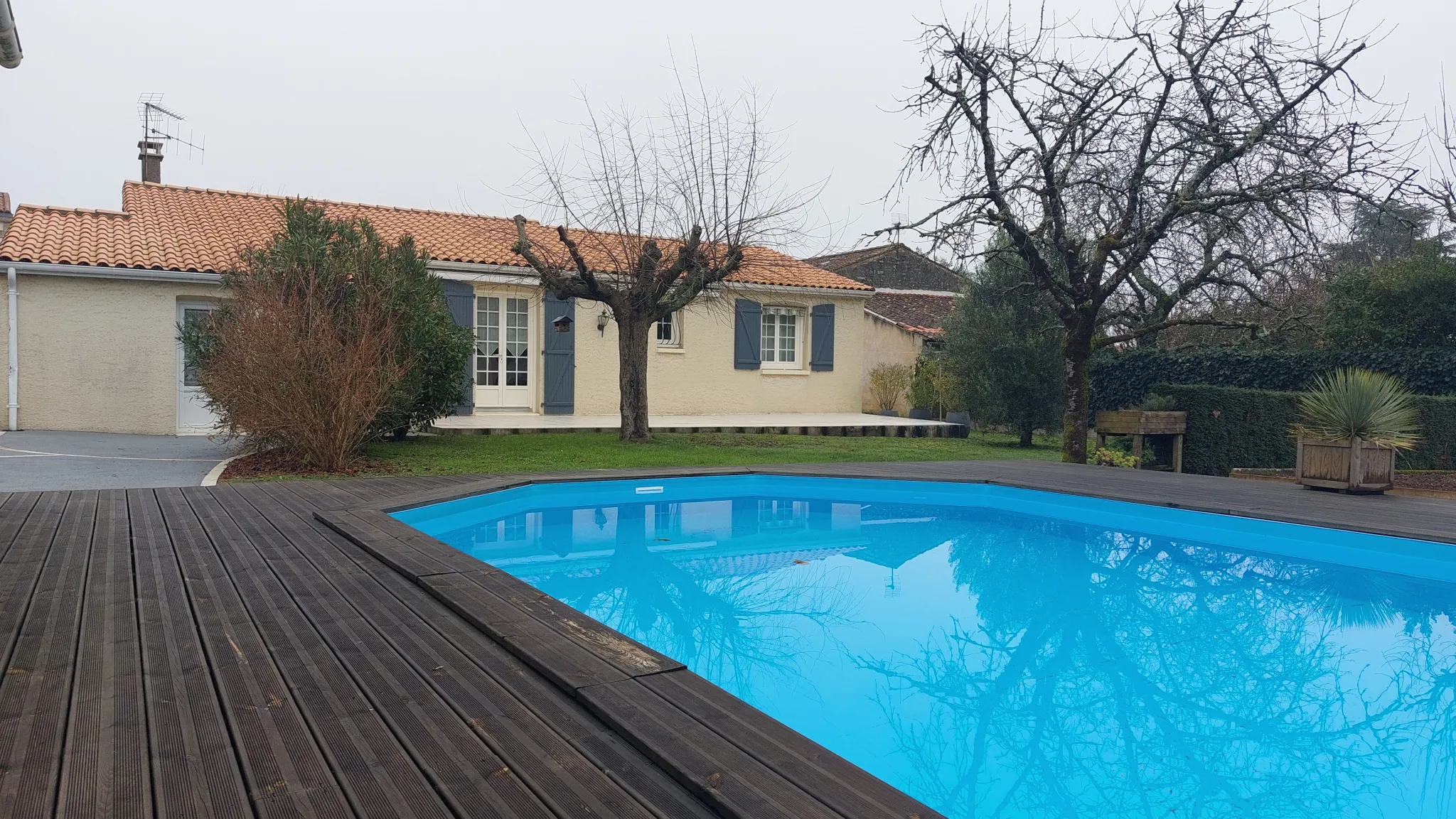 Pavillon de plain pied à Sciecq avec piscine 