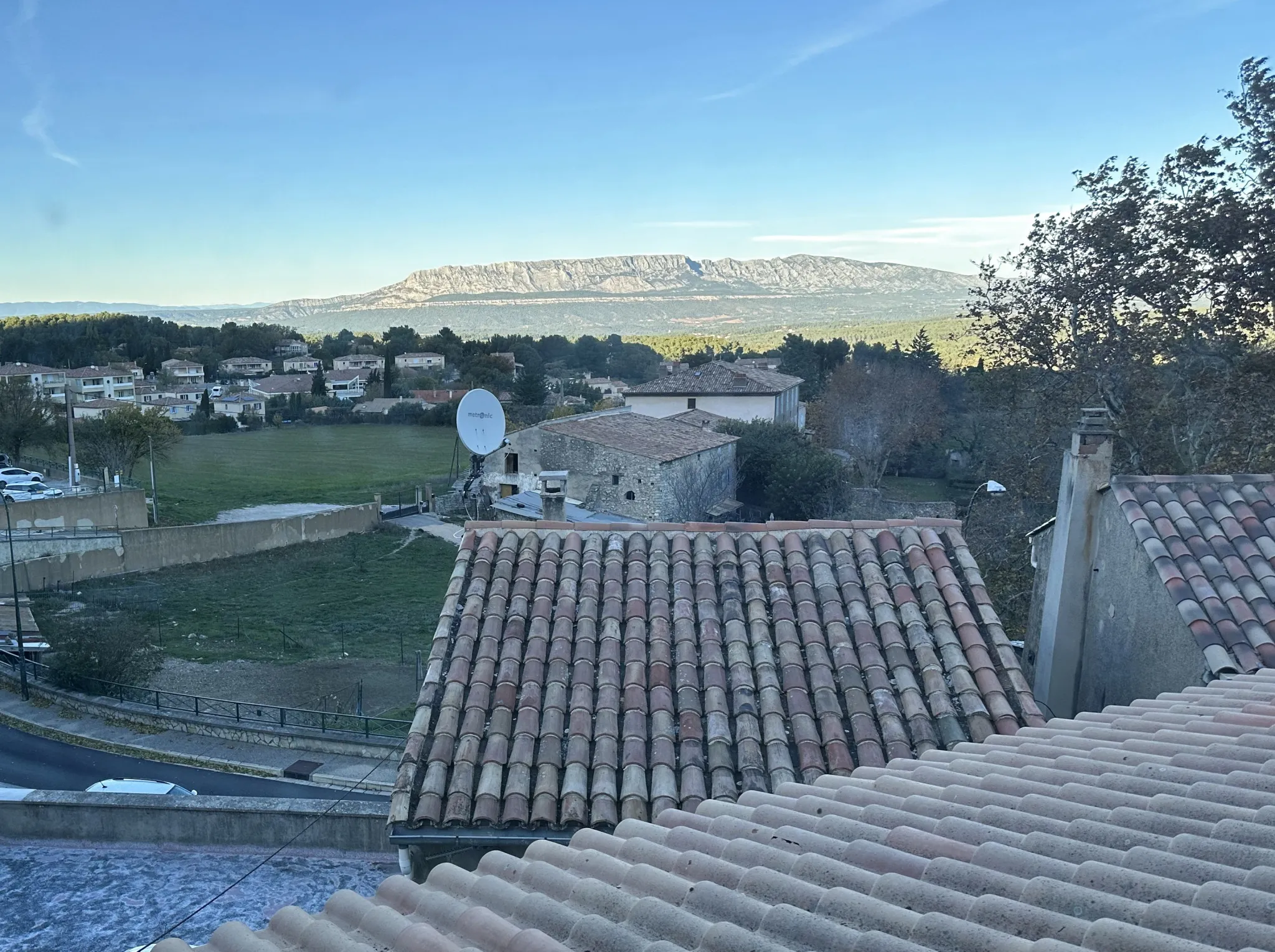 Maison de village avec vue sur la montagne Sainte Victoire 