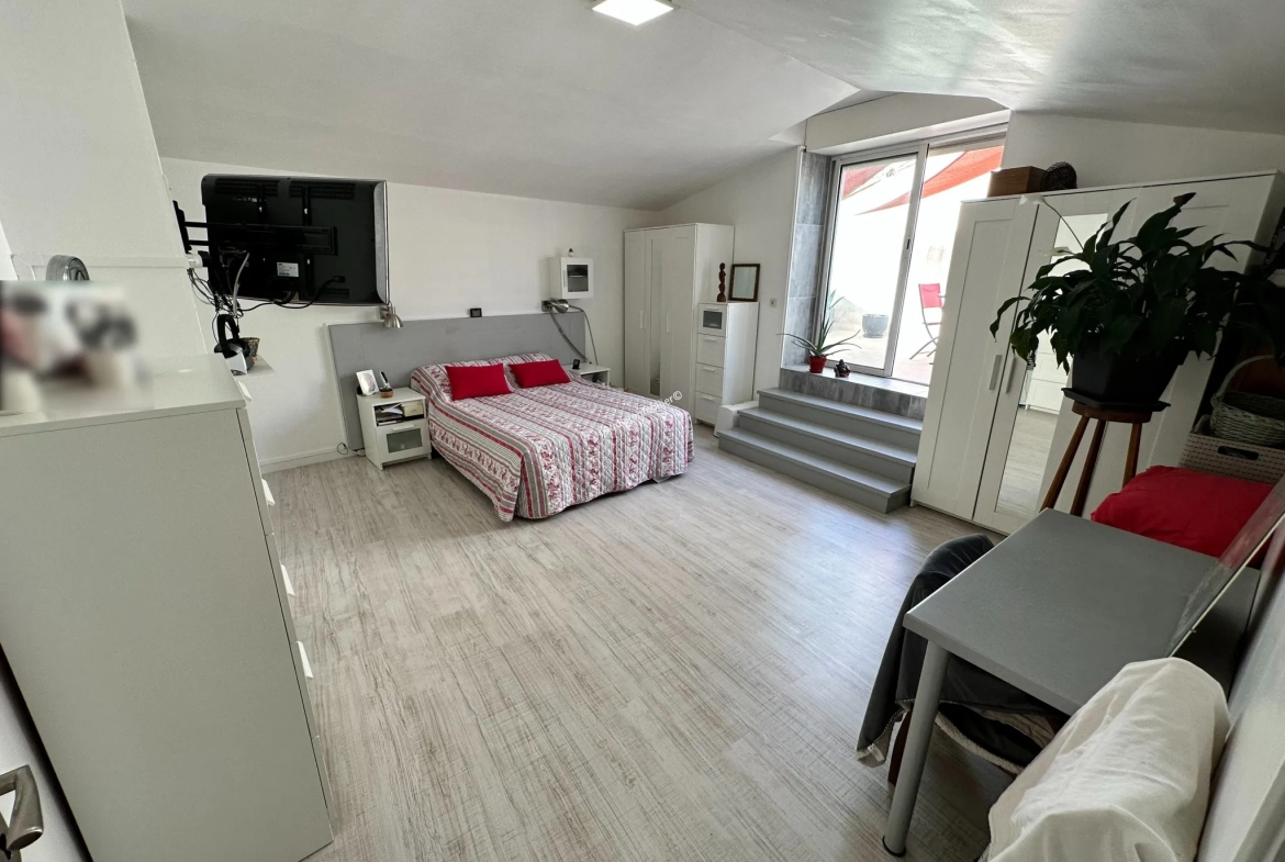 Maison atypique entièrement rénovée avec deux terrasses à Limoux 