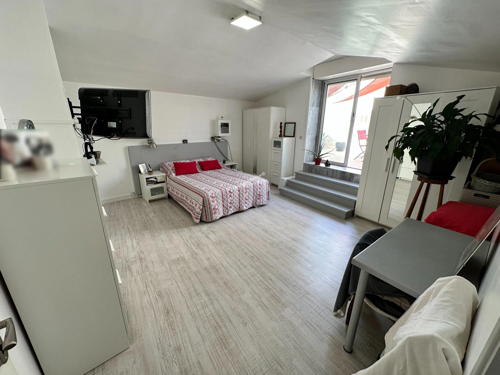 Maison atypique entièrement rénovée avec deux terrasses à Limoux 