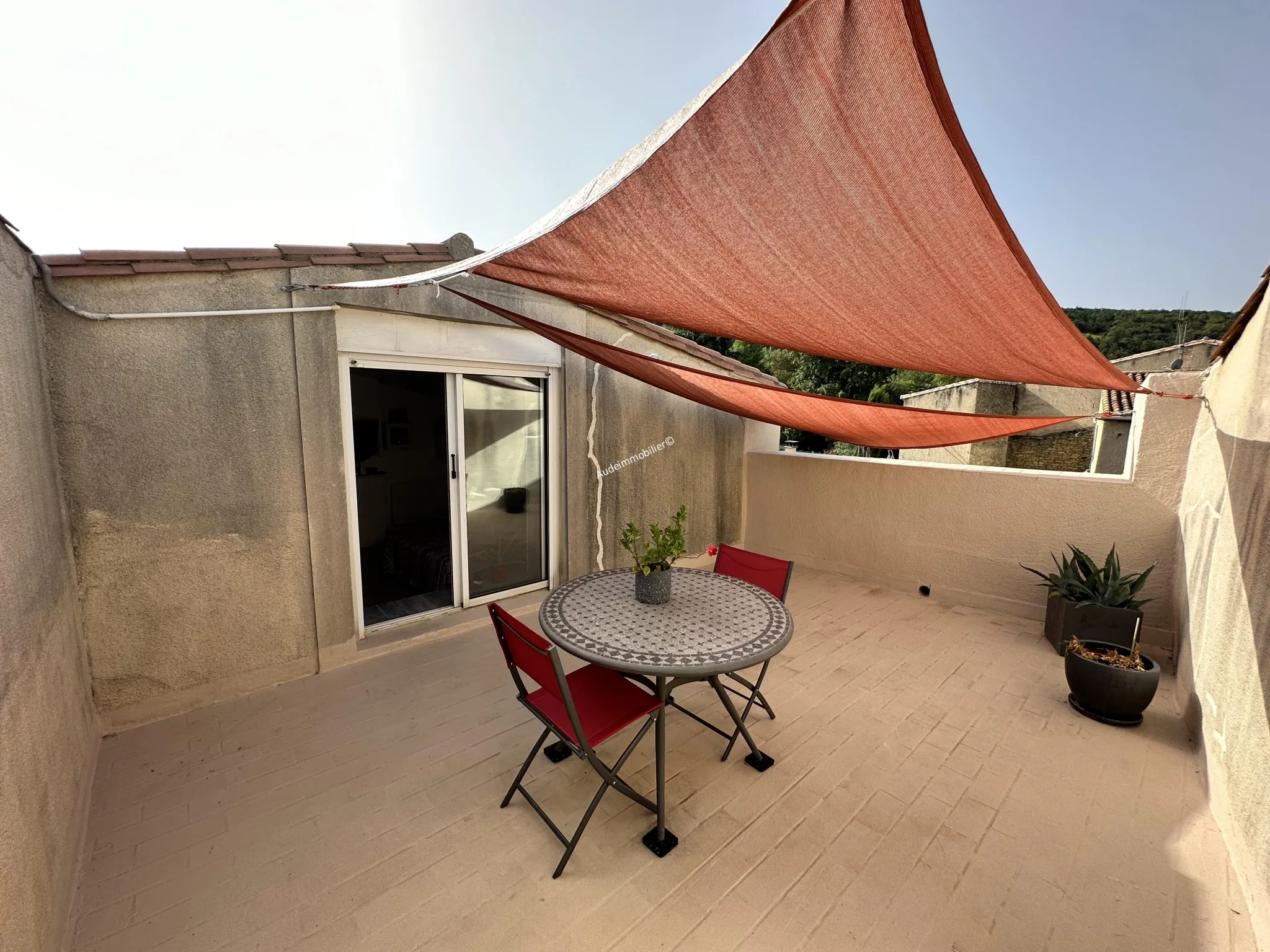 Maison atypique entièrement rénovée avec deux terrasses à Limoux 