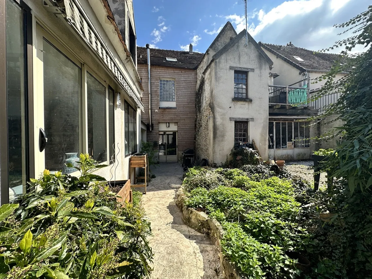 Maison de bourg rénovée avec cour à Donnemarie Dontilly 