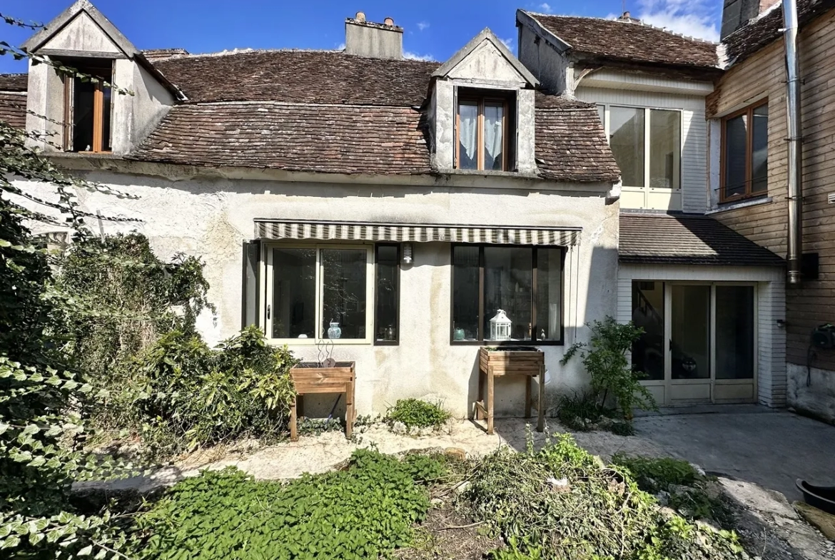 Maison de bourg rénovée avec cour à Donnemarie Dontilly 