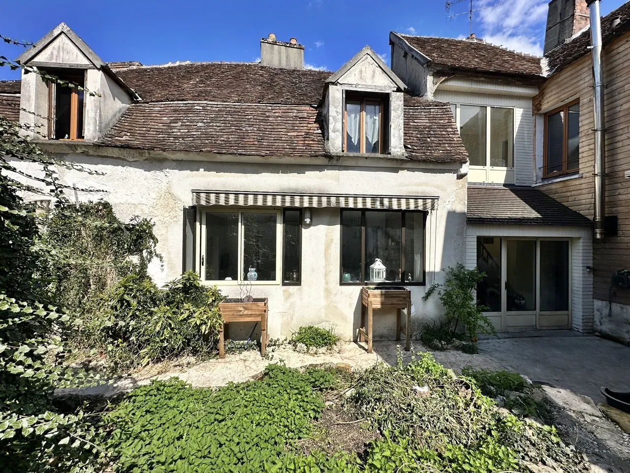 Maison de bourg rénovée avec cour à Donnemarie Dontilly 