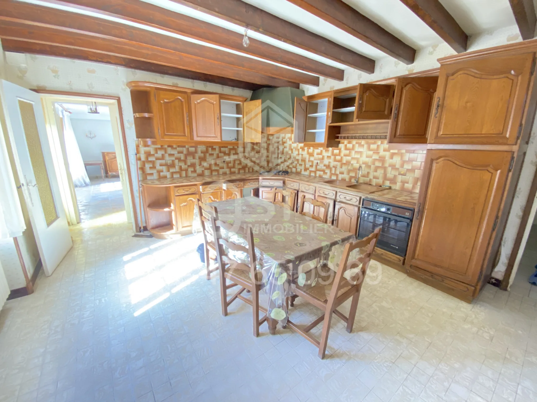 Maison à Rénover à Trogues - 153m2, 4 Chambres, 698m2 de Terrain 