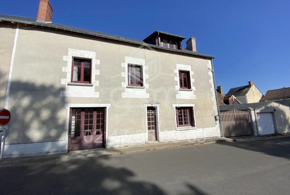 Maison à Rénover à Trogues - 153m2, 4 Chambres, 698m2 de Terrain 