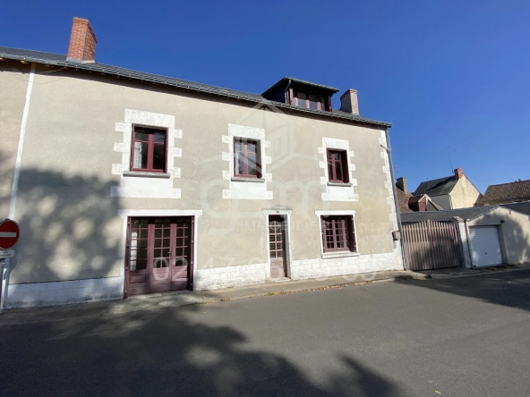 Maison à Rénover à Trogues - 153m2, 4 Chambres, 698m2 de Terrain