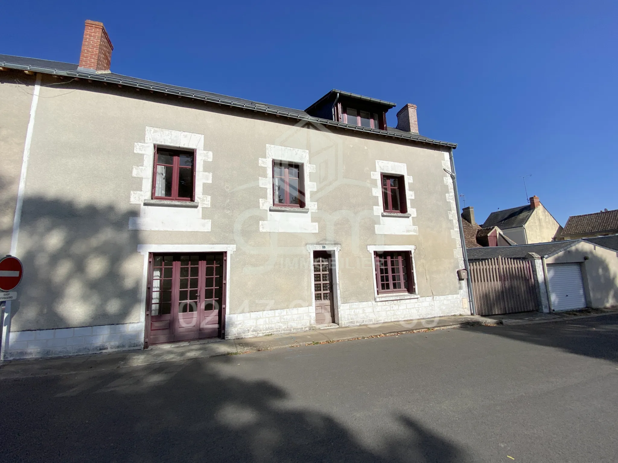 Maison à Rénover à Trogues - 153m2, 4 Chambres, 698m2 de Terrain 