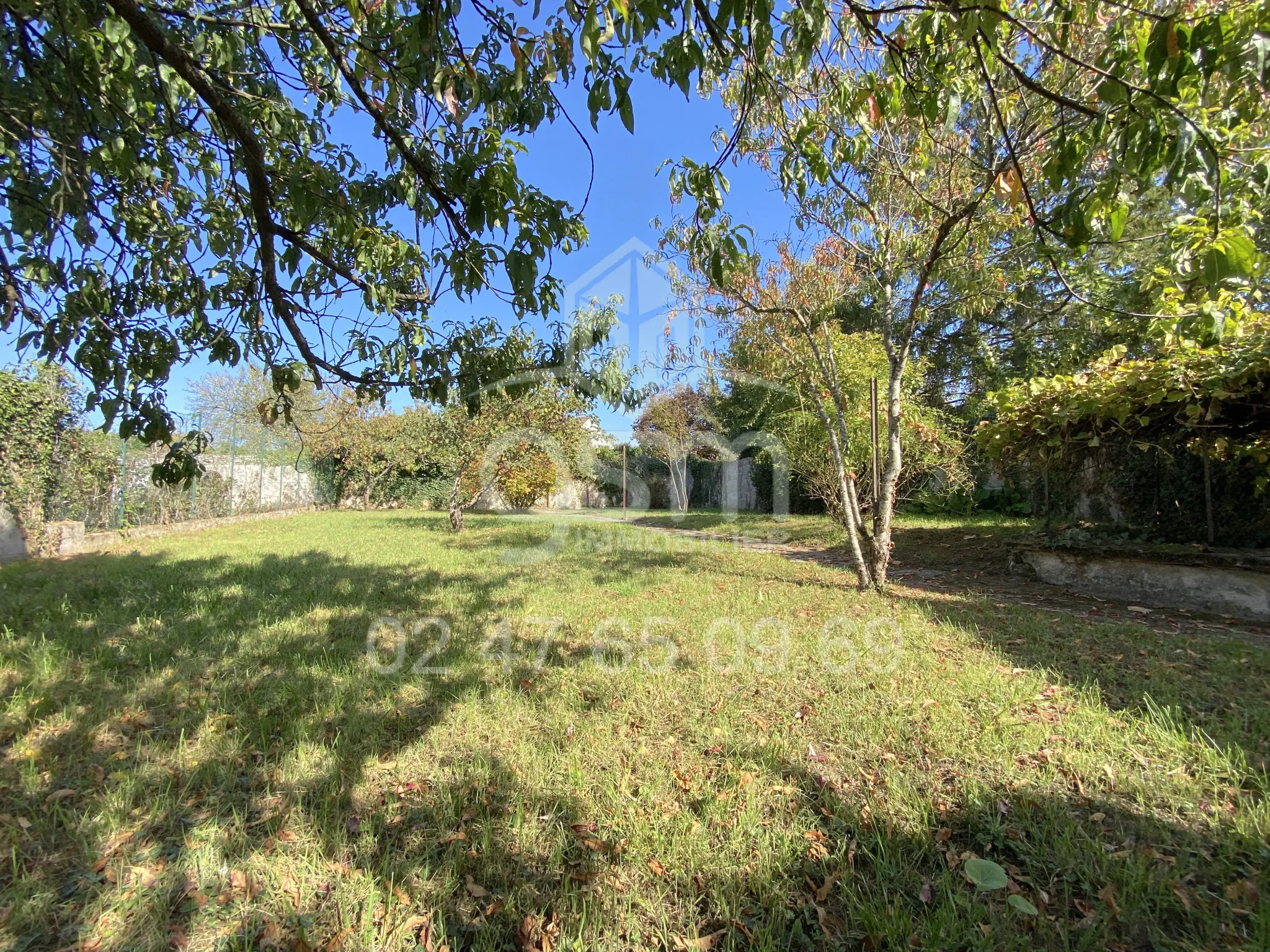 Maison à Rénover à Trogues - 153m2, 4 Chambres, 698m2 de Terrain 