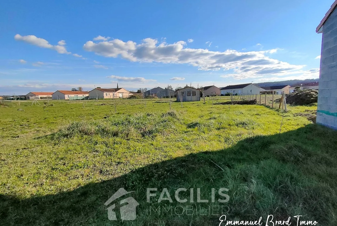 Terrain constructible à Vouneuil-sur-Vienne - 755m2 