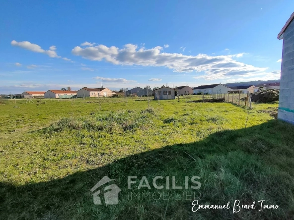 Terrain constructible à Vouneuil-sur-Vienne - 755m2