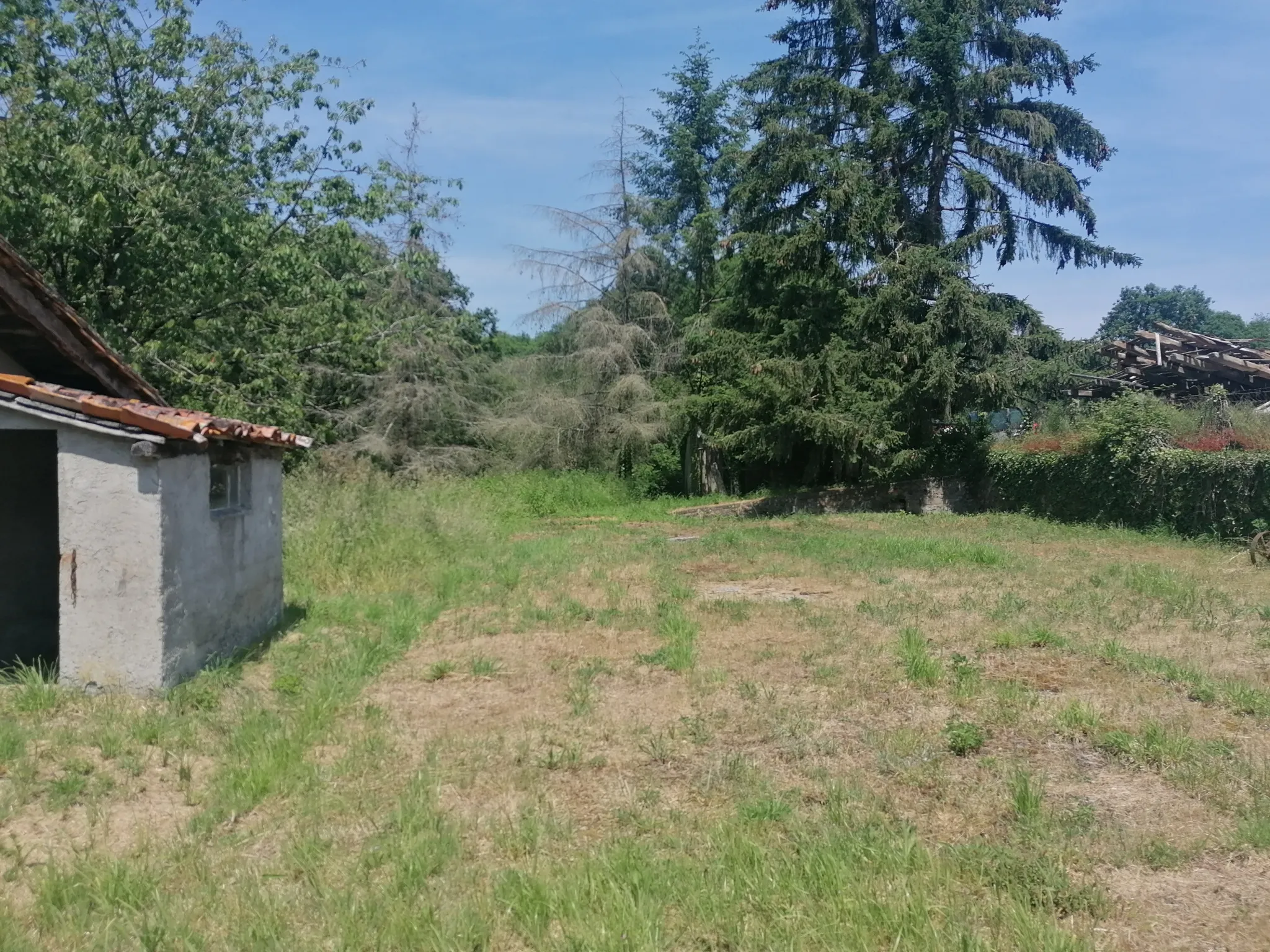Maison à rénover avec grange et terrain à Mazieres 