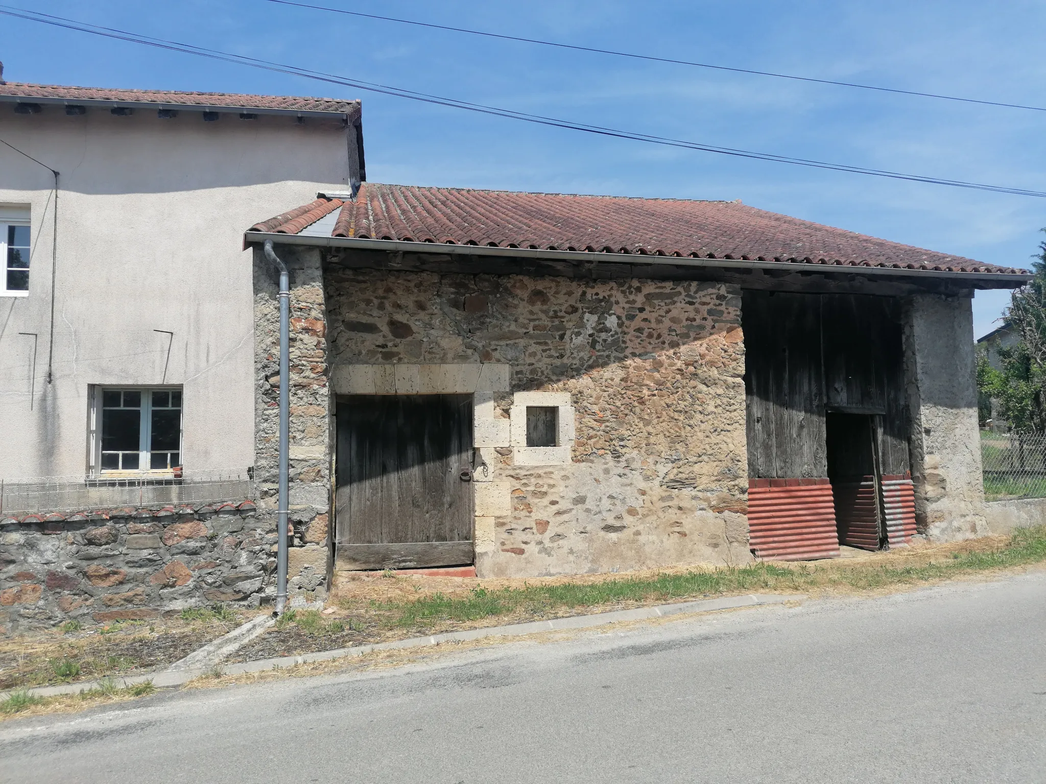 Maison à rénover avec grange et terrain à Mazieres 