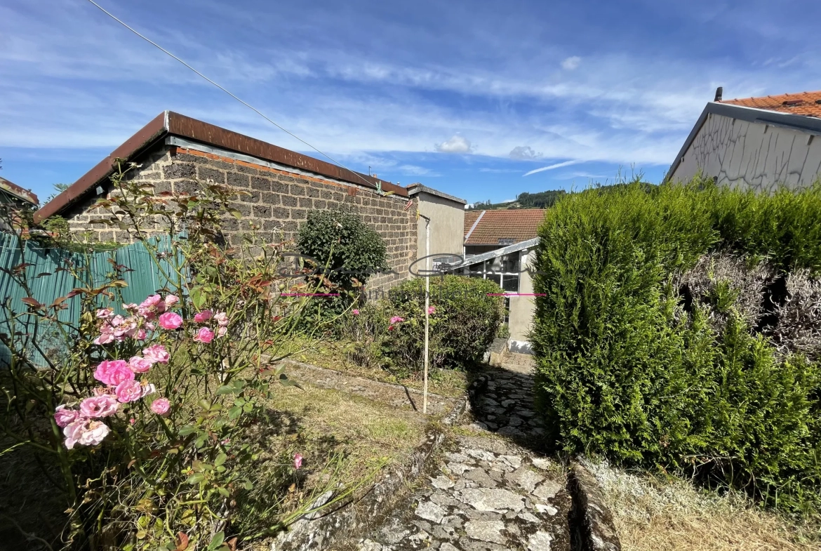 Maison à rénover avec dépendance et jardin à Cours la ville - 2 chambres, garage 