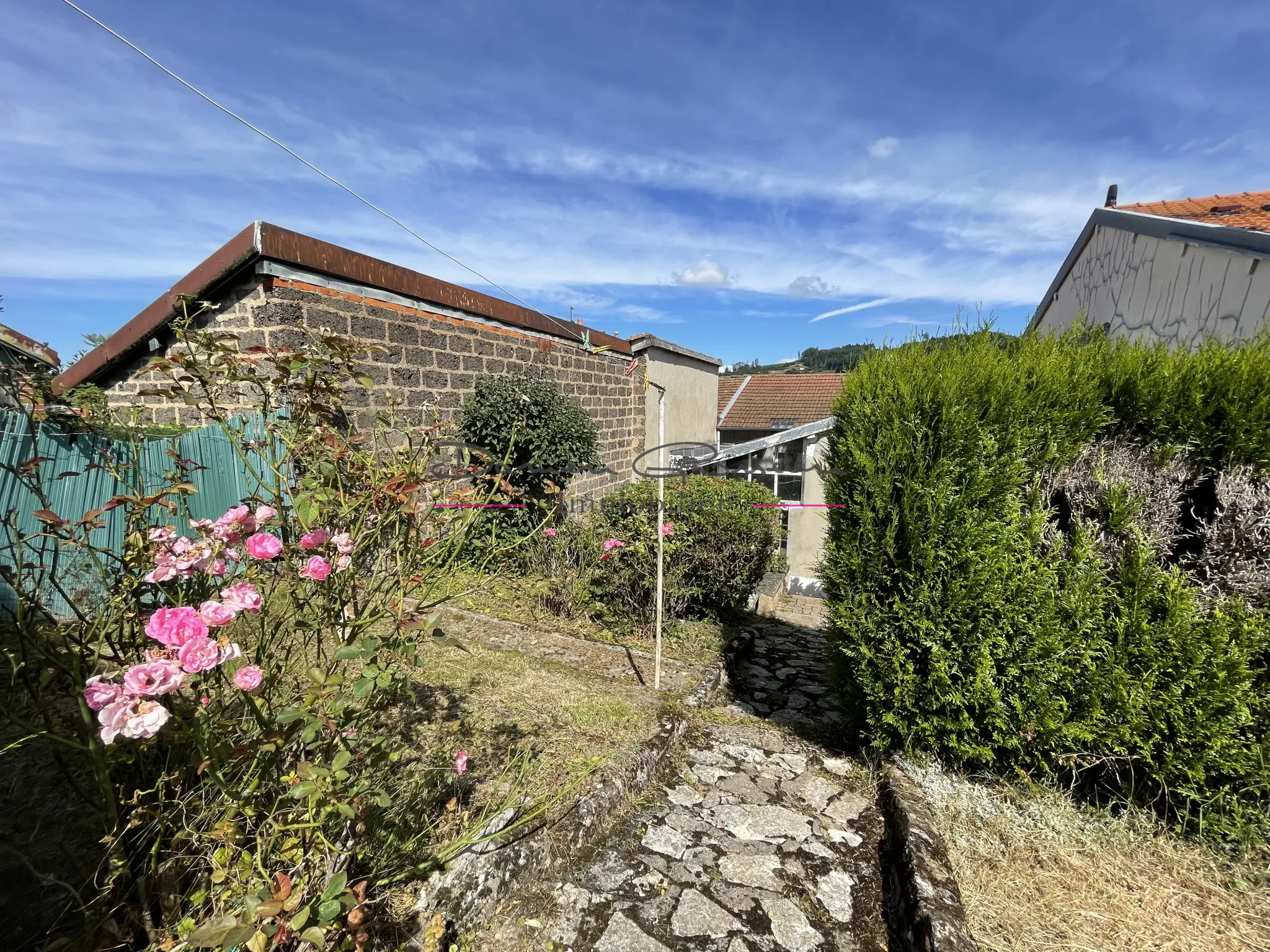 Maison à rénover avec dépendance et jardin à Cours la ville - 2 chambres, garage 