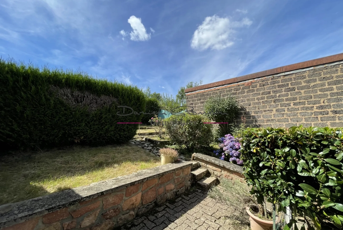 Maison à rénover avec dépendance et jardin à Cours la ville - 2 chambres, garage 