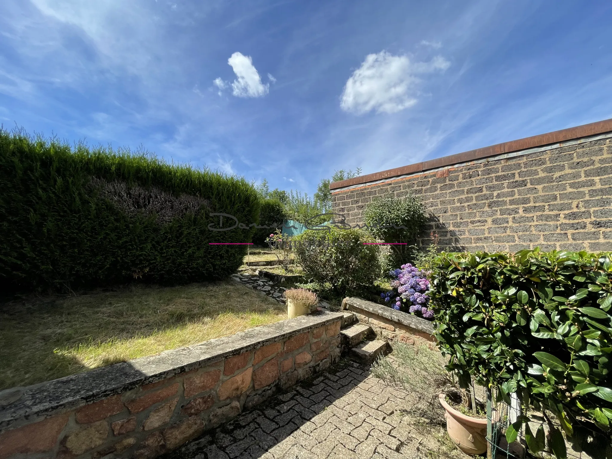 Maison à rénover avec dépendance et jardin à Cours la ville - 2 chambres, garage 