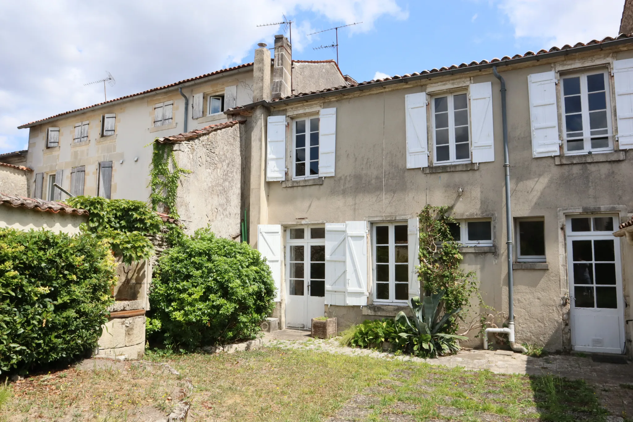 Belle Maison Bourgeoise avec Jardin Arboré à Cognac 