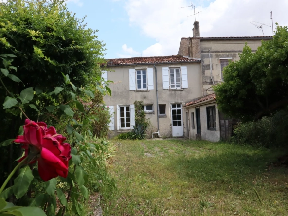 Belle Maison Bourgeoise avec Jardin Arboré à Cognac