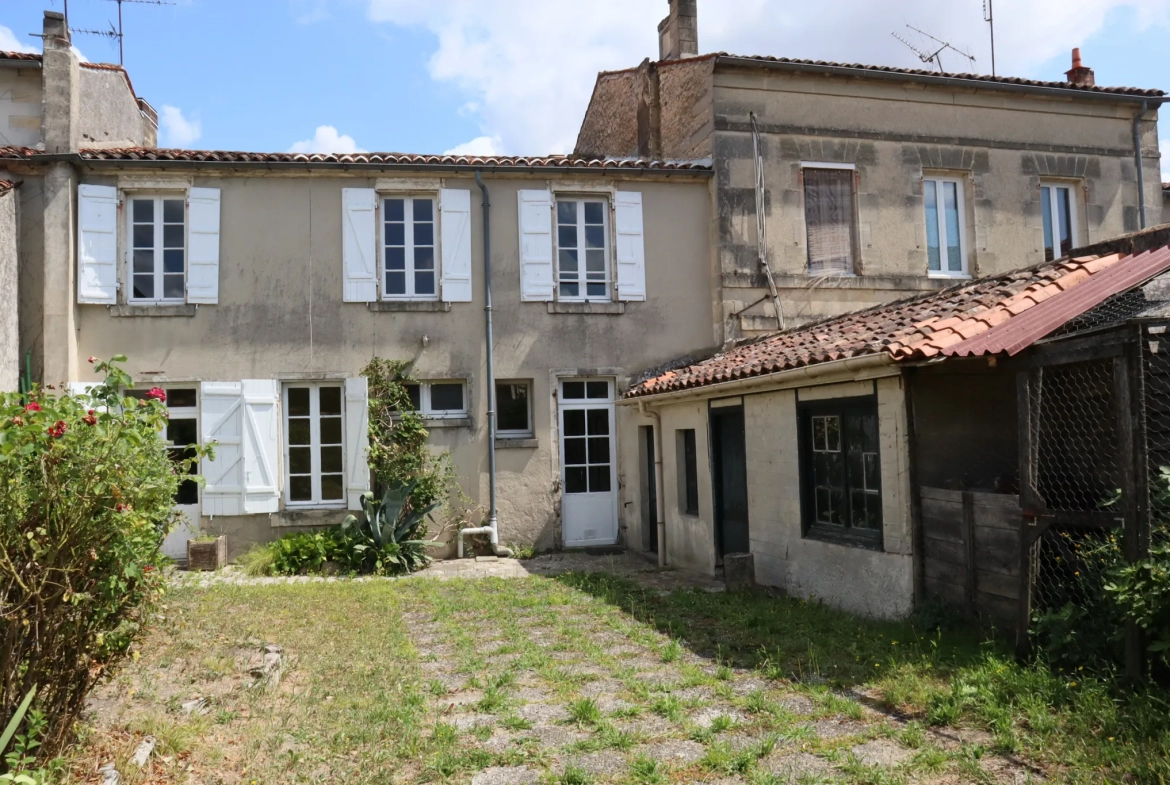 Belle Maison Bourgeoise avec Jardin Arboré à Cognac 