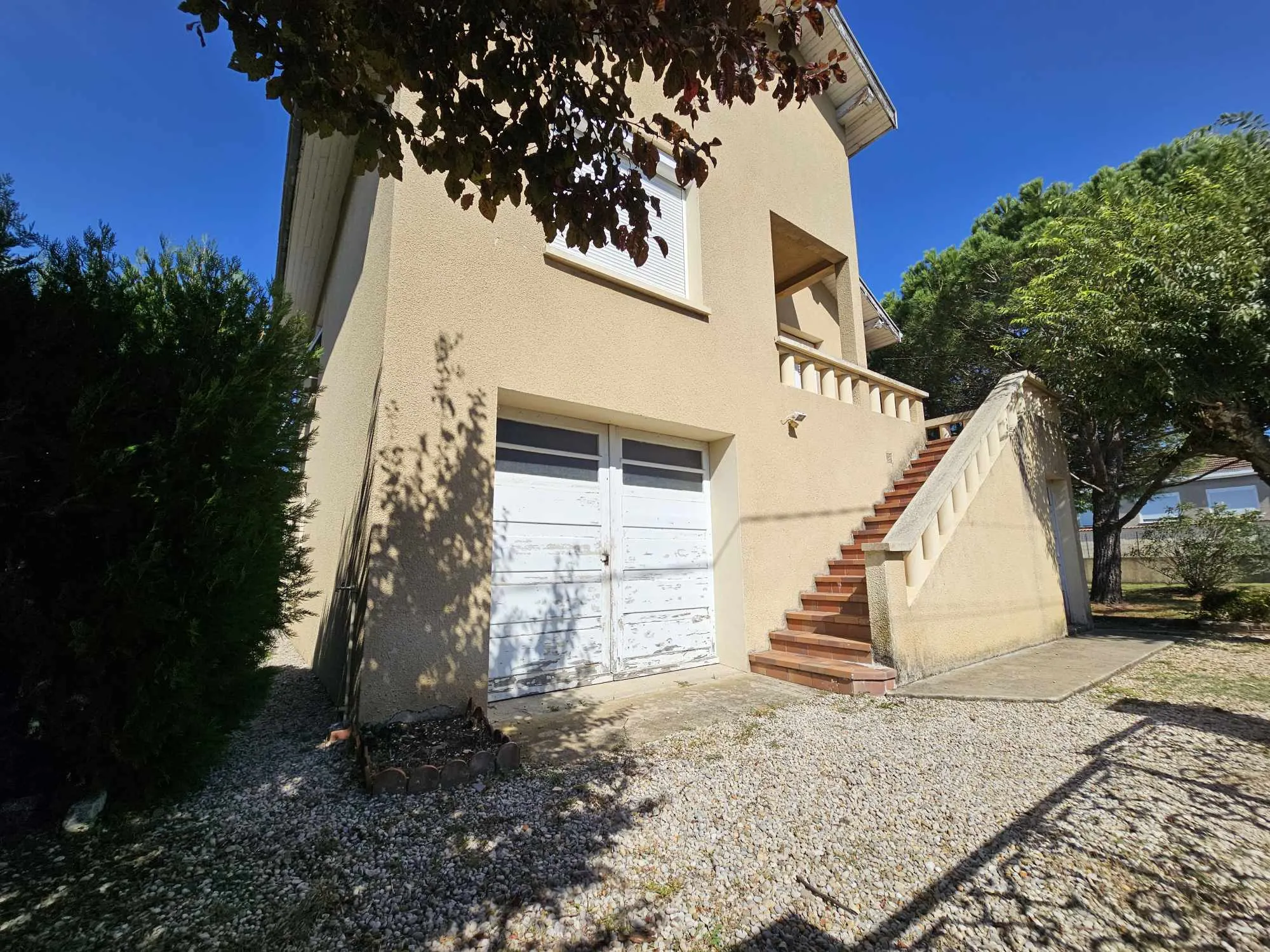 Maison sur 2 niveaux avec parcelle de 586m2 à Mours Saint Eusèbe 