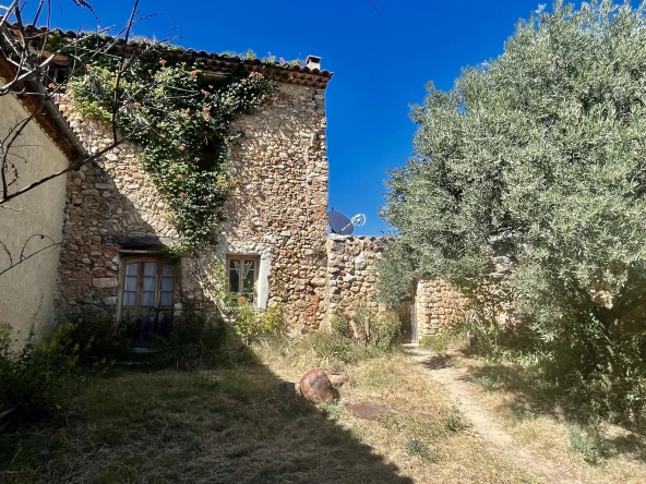 Maison de campagne à rénover à La Roque Alric