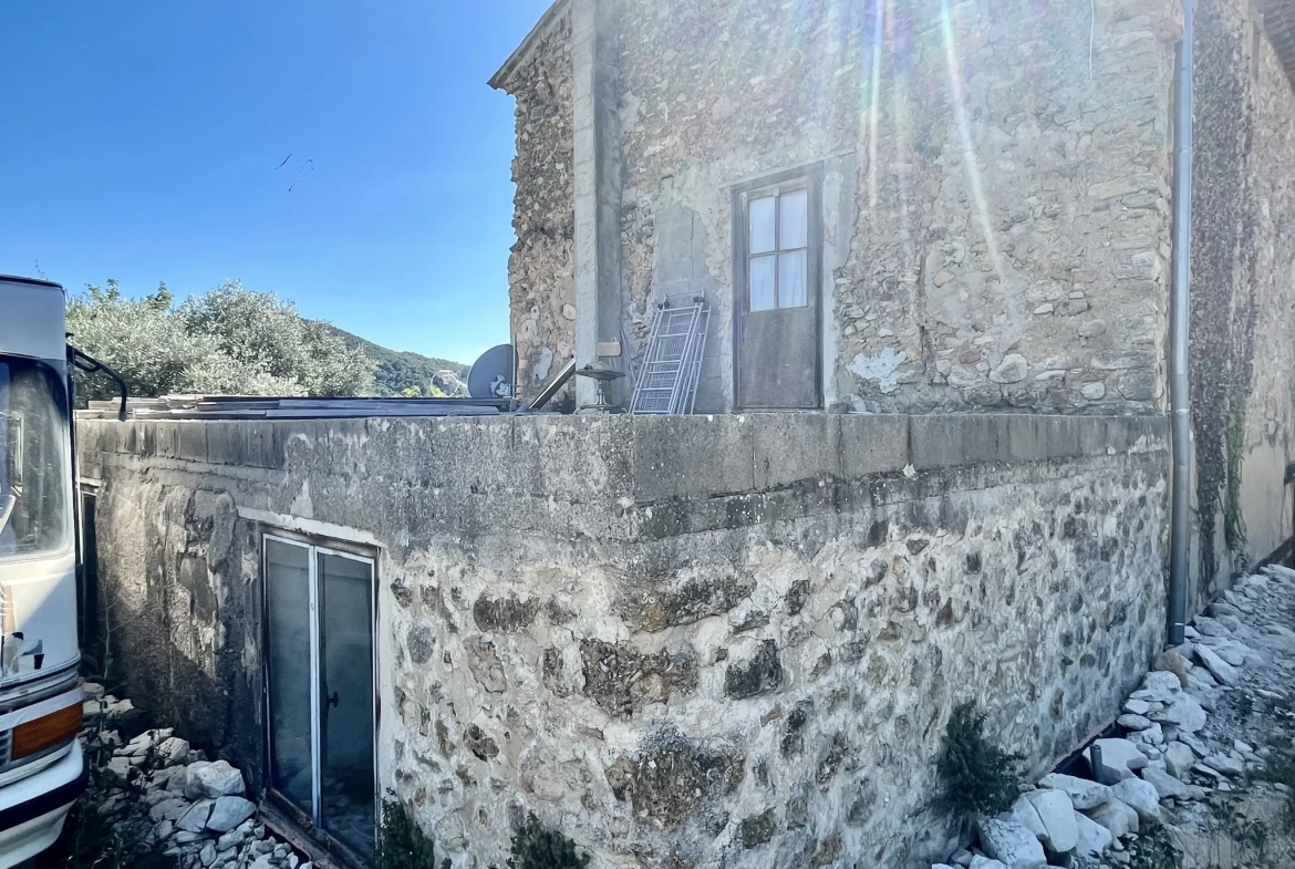 Maison de campagne à rénover à La Roque Alric 