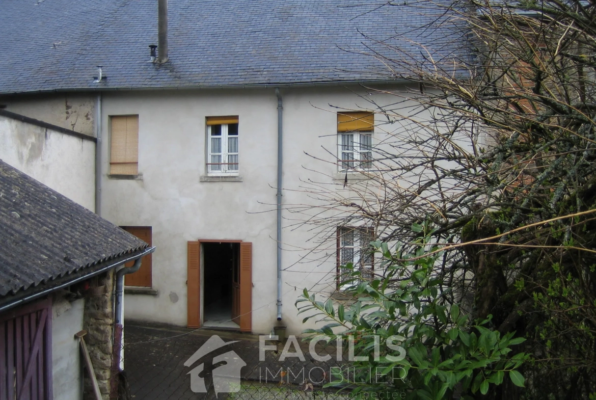 Maison avec trois chambres et terrain 