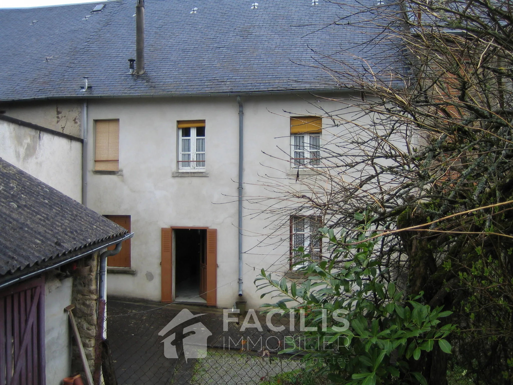 Maison avec trois chambres et terrain 