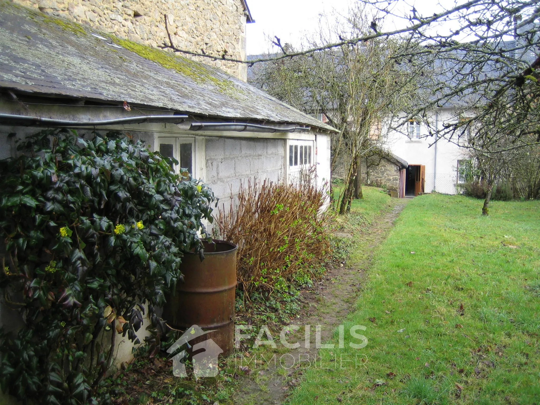 Maison avec trois chambres et terrain 