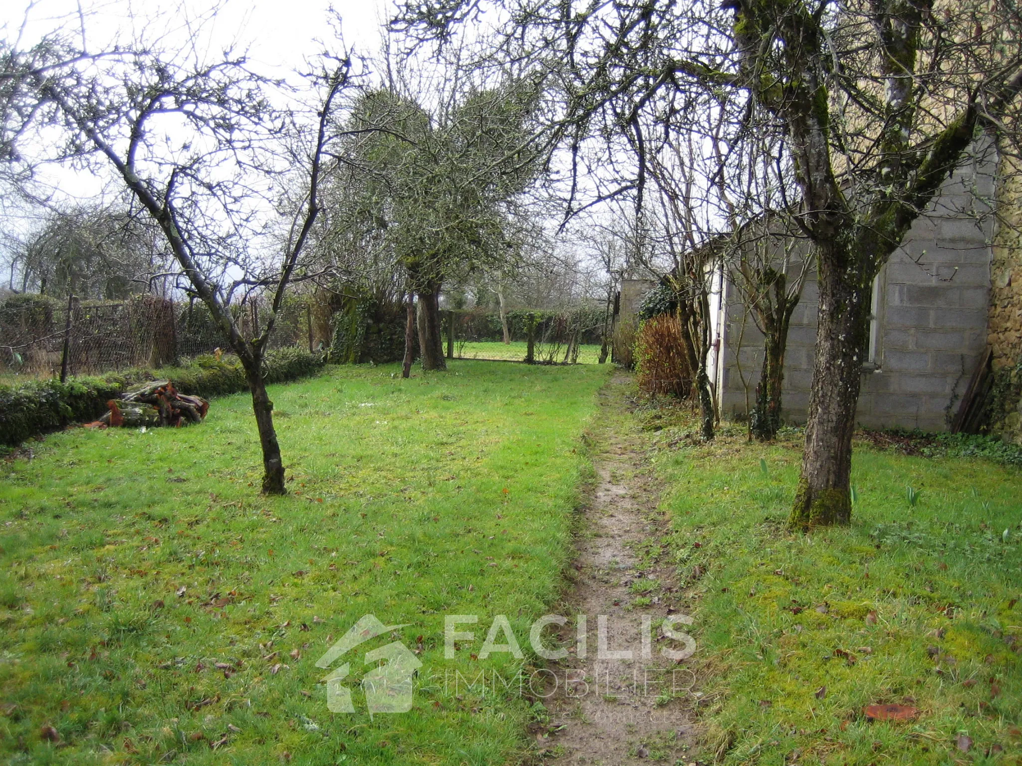 Maison avec trois chambres et terrain 