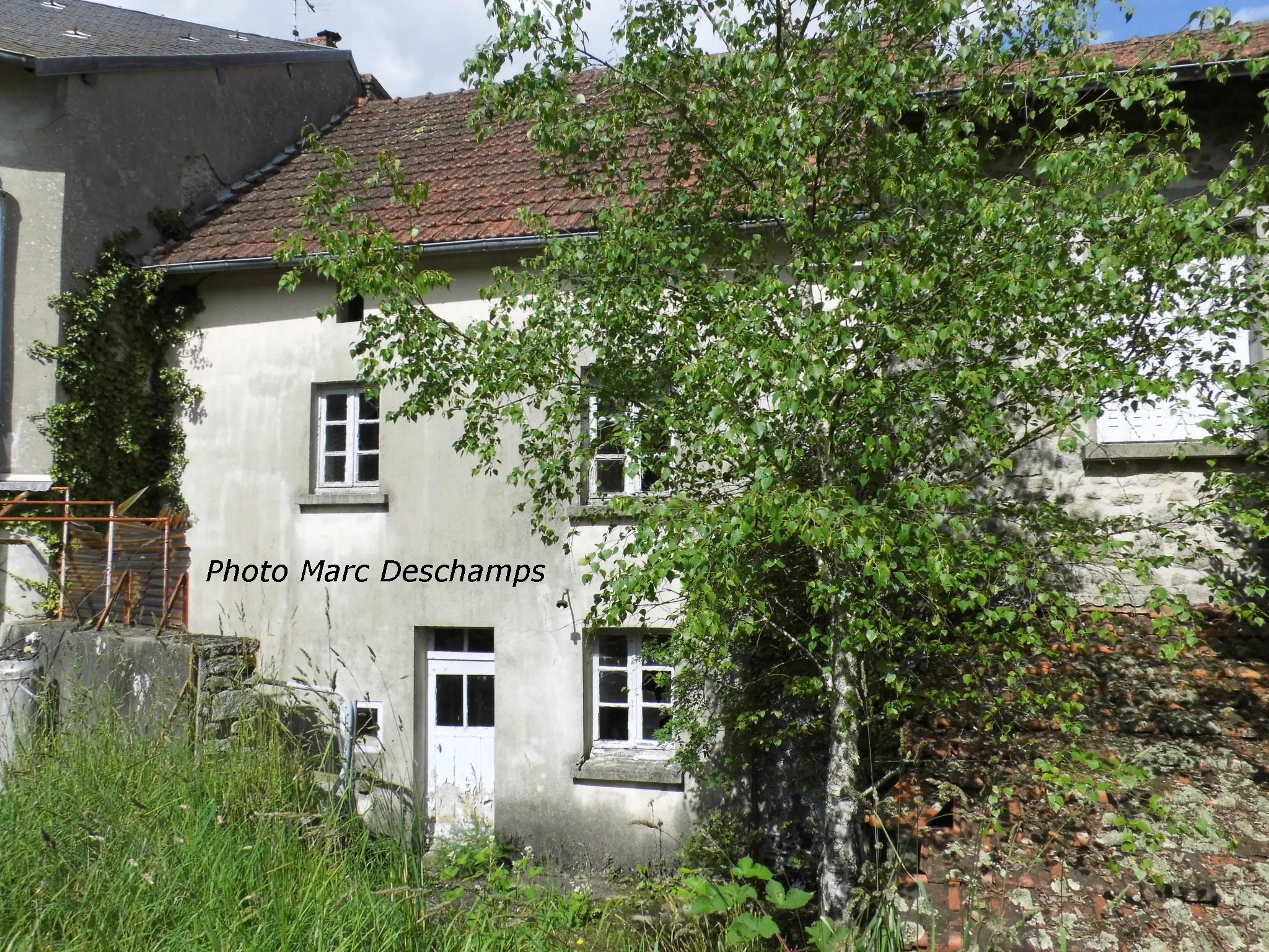 Maison de village mitoyenne, 5 chambres à St-Dizier Leyrenne 