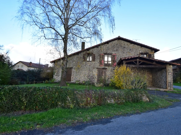 Maison au cœur d'un hameau dans le Limousin