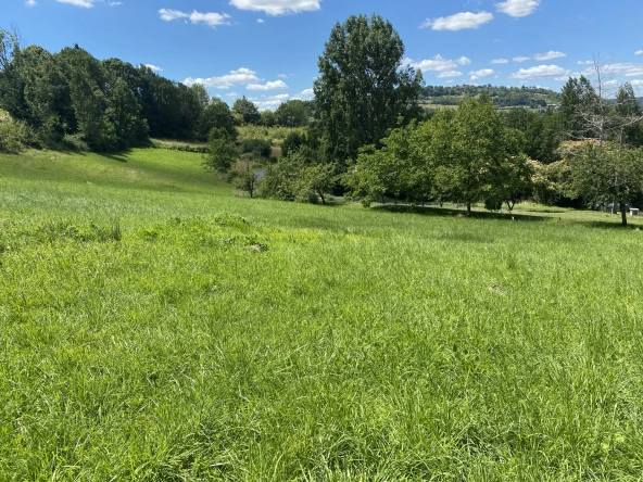 Terrain constructible de 1300 m2 à Yssandon