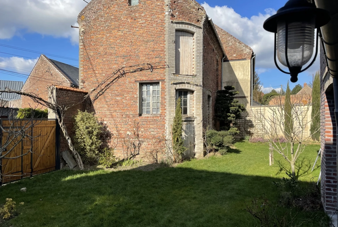 Maison de ville avec jardin, dépendance et cave à vendre 