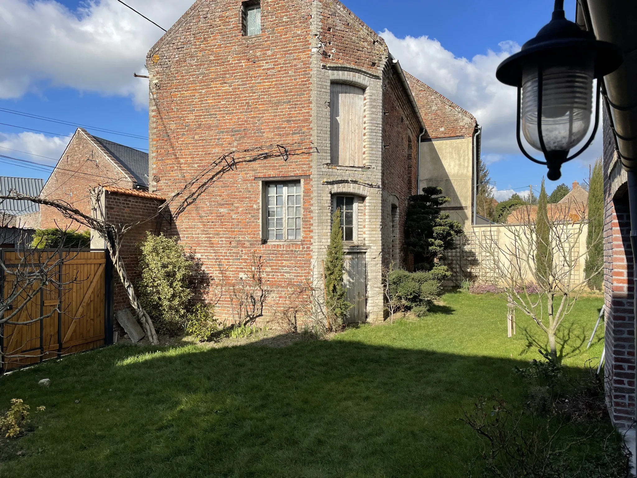 Maison de ville avec jardin, dépendance et cave à vendre 