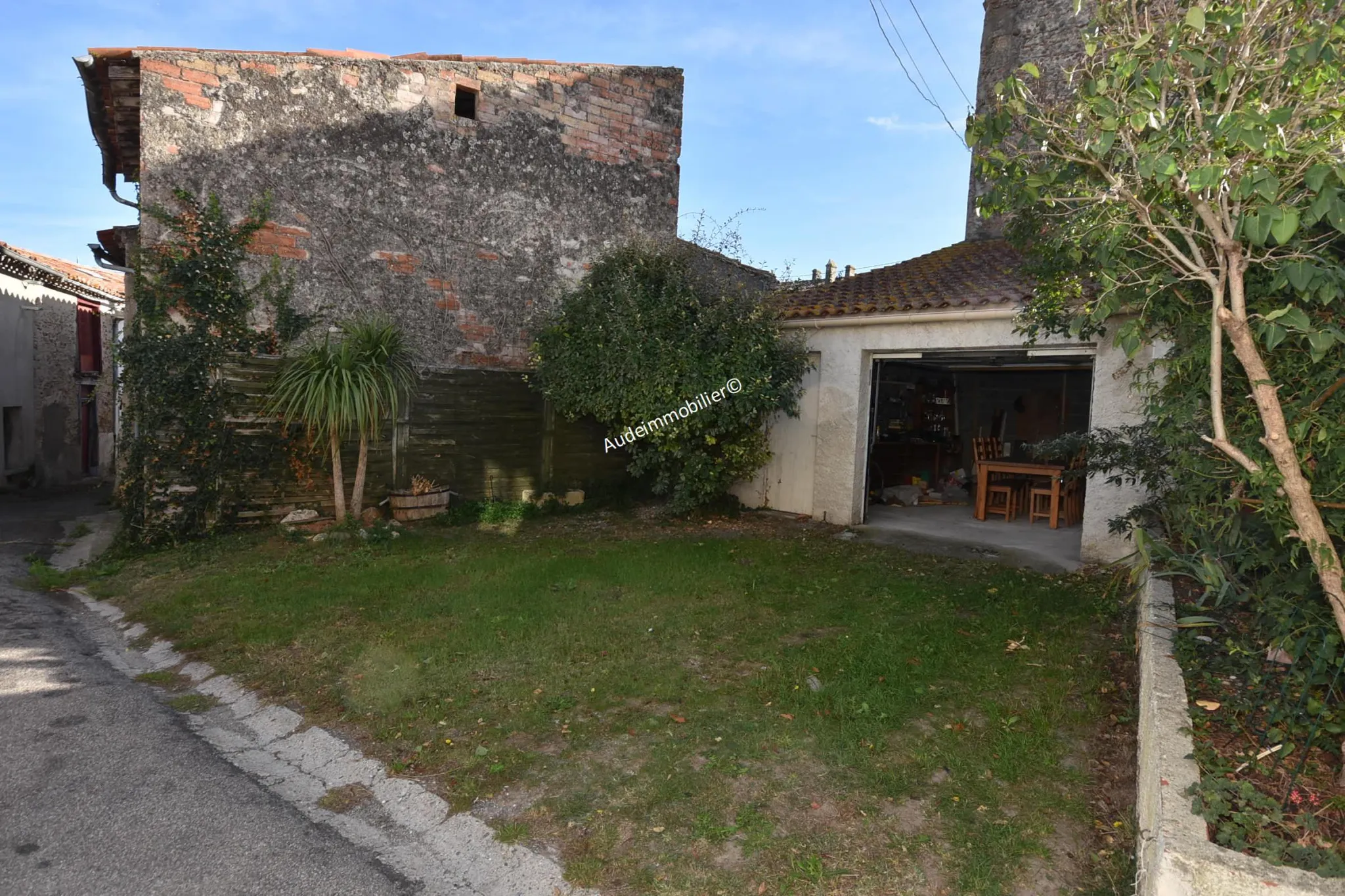 Maison de village avec cour, garages, jardin et dépendances à Limoux 