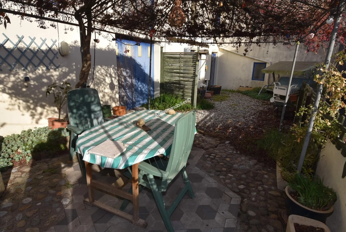 Maison de village avec cour, garages, jardin et dépendances à Limoux 