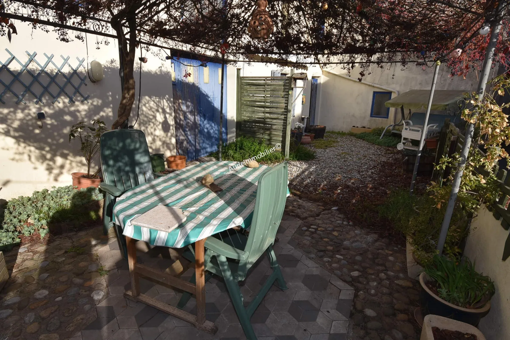 Maison de village avec cour, garages, jardin et dépendances à Limoux 