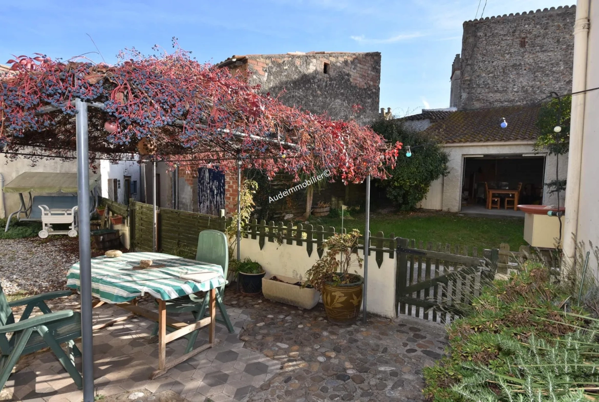 Maison de village avec cour, garages, jardin et dépendances à Limoux 