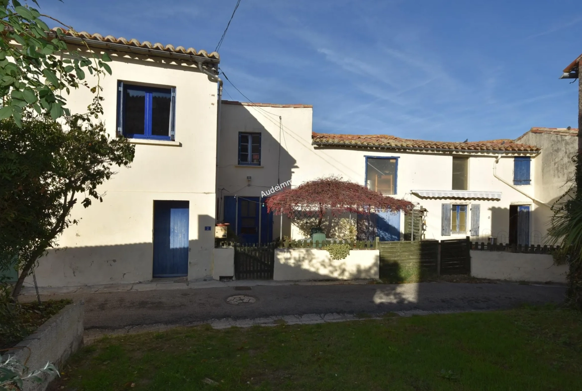 Maison de village avec cour, garages, jardin et dépendances à Limoux 