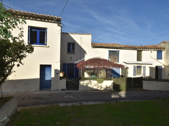 Maison de village avec cour, garages, jardin et dépendances à Limoux