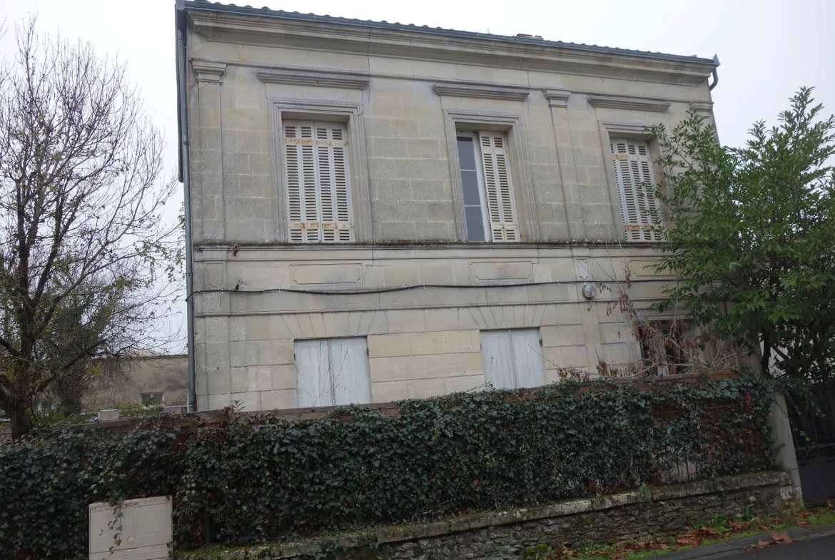 Maison à rénover au coeur du village de Cartelègue 