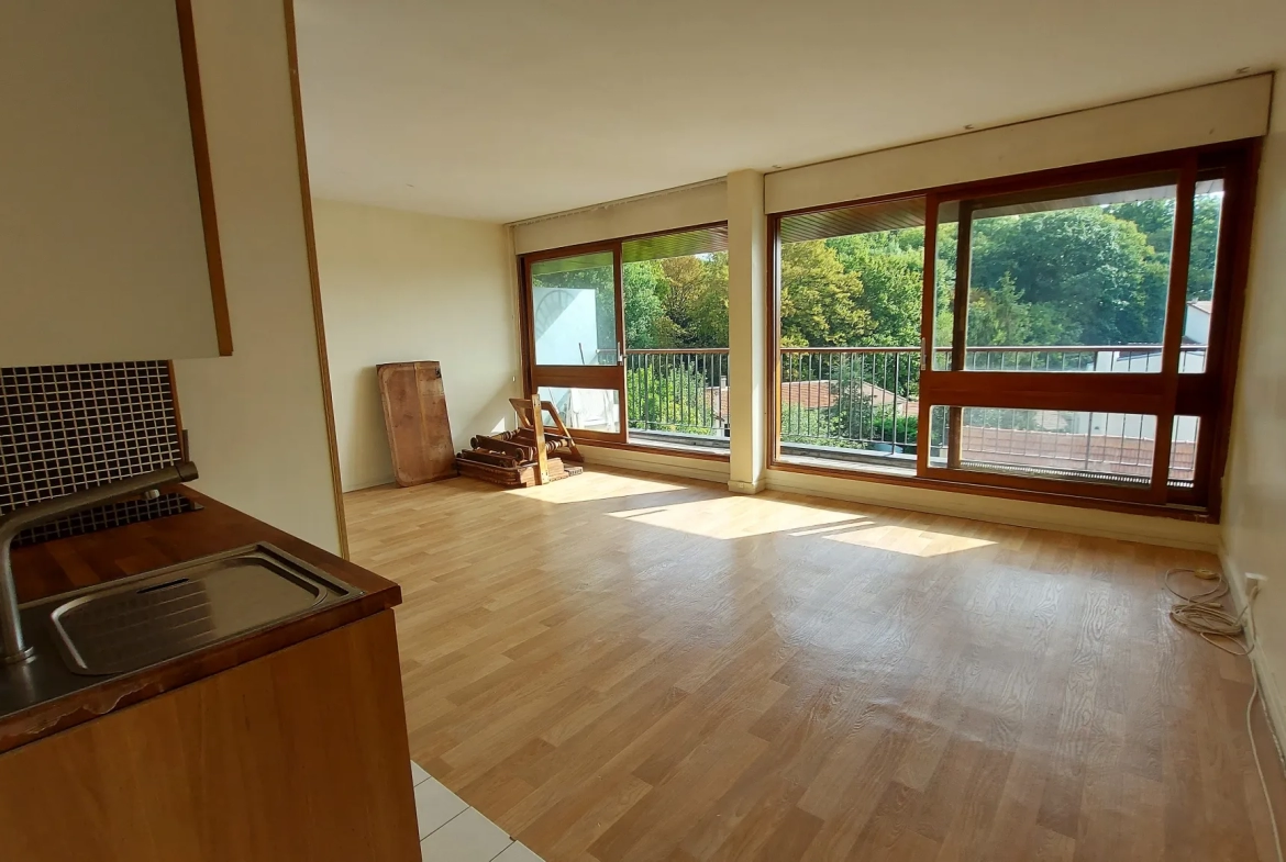 Grand studio double ou 2 pièces avec balcon filant et vue dégagée sur la forêt 