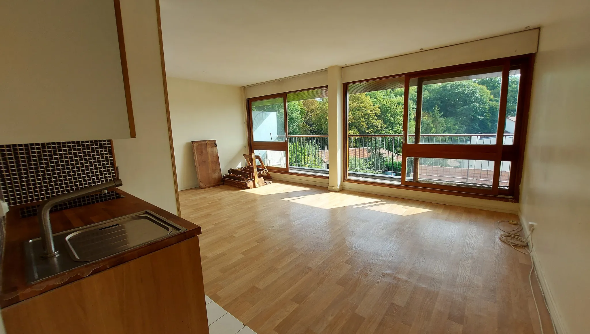 Grand studio double ou 2 pièces avec balcon filant et vue dégagée sur la forêt 