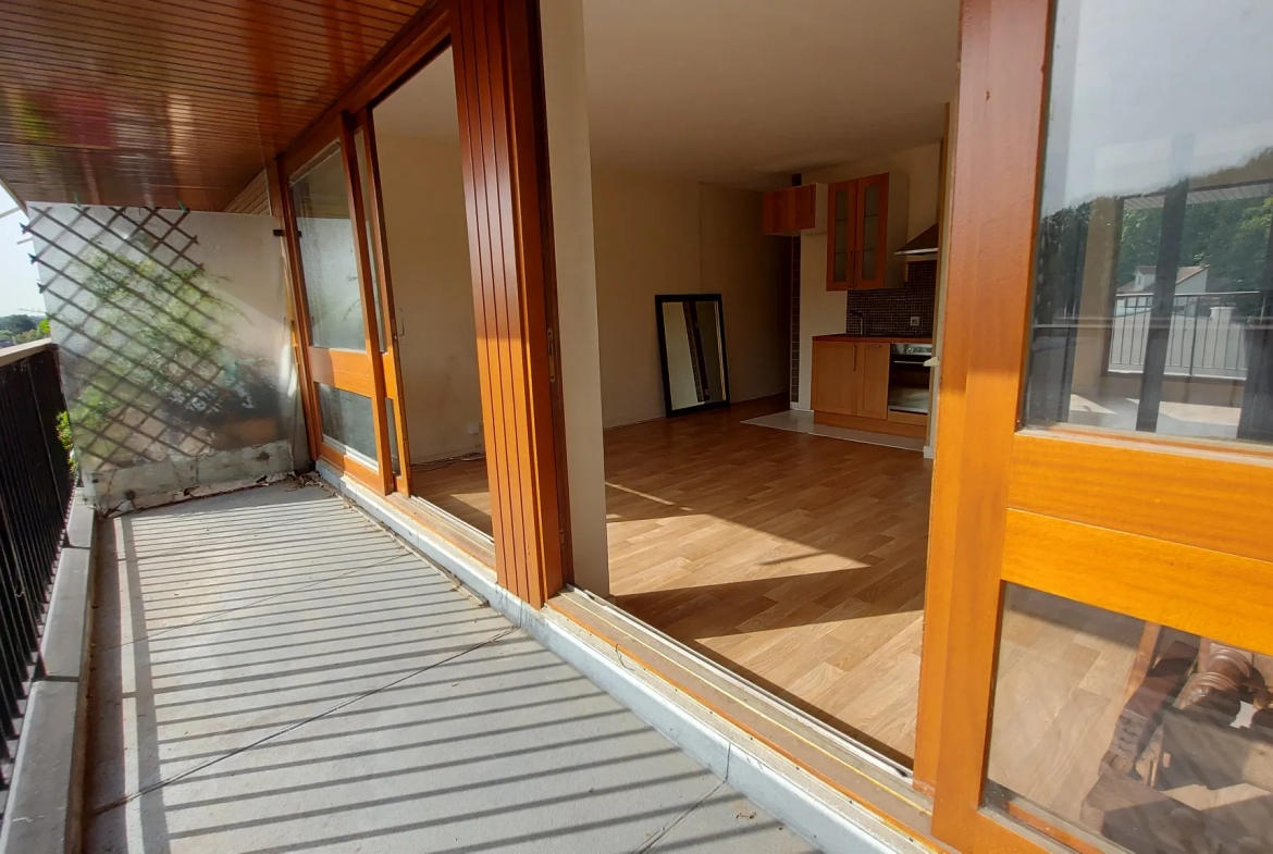 Grand studio double ou 2 pièces avec balcon filant et vue dégagée sur la forêt 