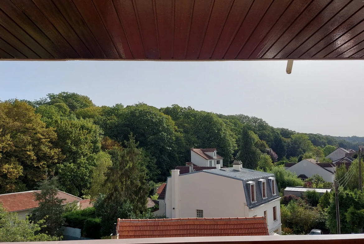 Grand studio double ou 2 pièces avec balcon filant et vue dégagée sur la forêt 